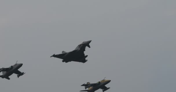 Uzbrojone Samoloty Odrzutowe Nato Locie Szare Chmury Eurofighter Tajfun Air — Wideo stockowe