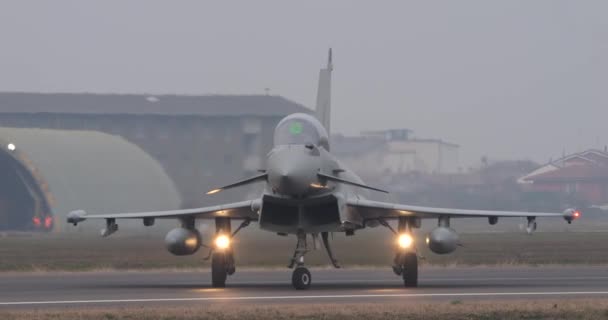 Nato Fighter Jet Runway Frontal View Landing Light Gire Derecha — Vídeos de Stock