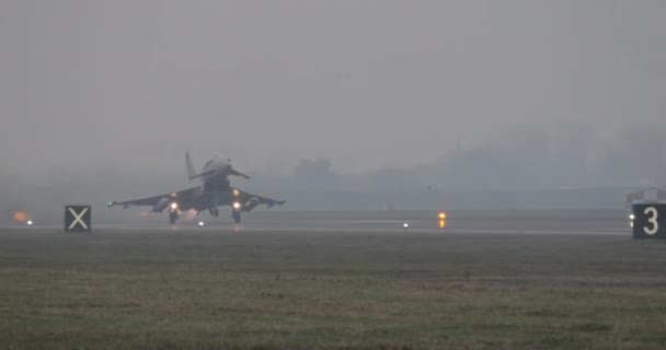 在天气恶劣 能见度低的日子里 军用战斗机以全副武装的火力起飞 前视图 跟随射击 意大利空军的欧洲战斗机台风 — 图库视频影像