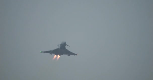 Nato戦闘機最大アフターバーナー力で離陸し プルアップ エンジンから出てくる炎は 灰色の曇った空の背景に見えます ユーロファイター イタリア空軍の台風 — ストック動画