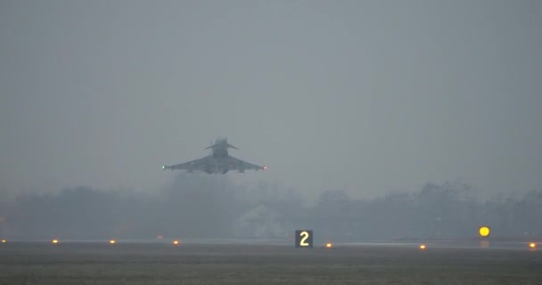 北约战斗机以最大的加力加速 并迅速爬升以拦截一架不明的俄罗斯飞机 意大利空军的欧洲战斗机台风 — 图库视频影像