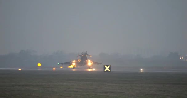 Nato Combat Airplane Lands Sunset Grey Sky Background Inglés Reflexiones — Vídeos de Stock