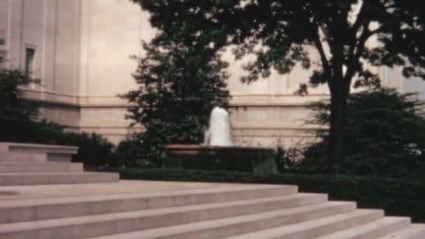 国立美術館入口にある噴水 彫刻の庭に取り付けられています ナショナル モールにあるワシントンD の国立美術館 — ストック動画