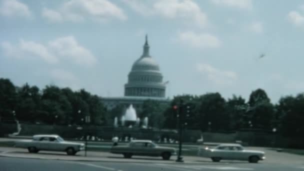 Widok Słynny Budynek Kapitolu Waszyngtonie Jadącego Samochodu Dzięki Majestatycznej Kopule — Wideo stockowe