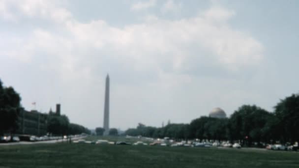 国立モールの中心としてそびえ立つワシントン記念碑 懐かしい雰囲気の映像は 過去とアメリカの首都の永続的な雄大さを垣間見ることができます 見事な — ストック動画