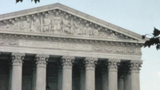 美国最高法院大楼The Supreme Court Building 位于华盛顿特区的一部新古典主义杰作 其雄伟的柱子和大理石立面使它成为一个标志性的地标 1965年的历史镜头 — 图库视频影像