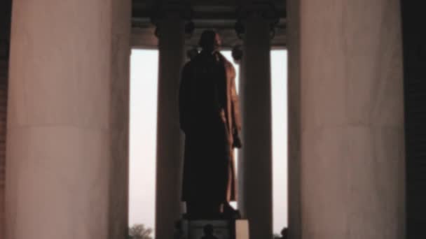 Het Bronzen Beeld Bij Het Thomas Jefferson Memorial Gezien Tussen — Stockvideo