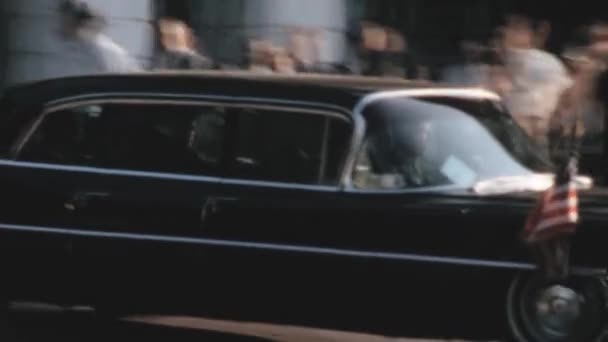 Carros Pretos Vintage Saindo Portão Casa Branca Washington Guardas Trabalhadores — Vídeo de Stock