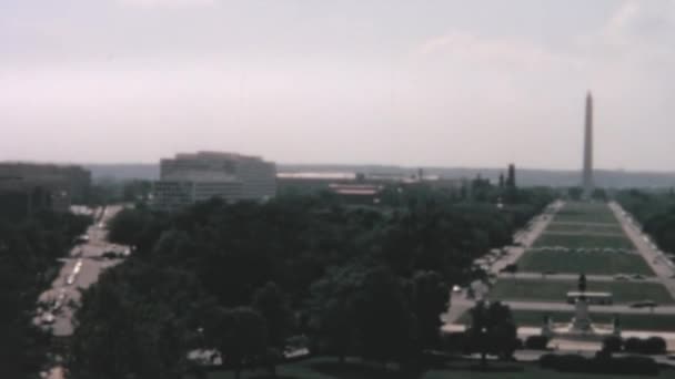 ワシントンDcの都市景観は ナショナルモールの中心部にそびえるワシントン記念碑を特徴としています 澄んだ空に対する象徴的な建物やランドマークの眺め 1960年代の懐かしい映像 — ストック動画
