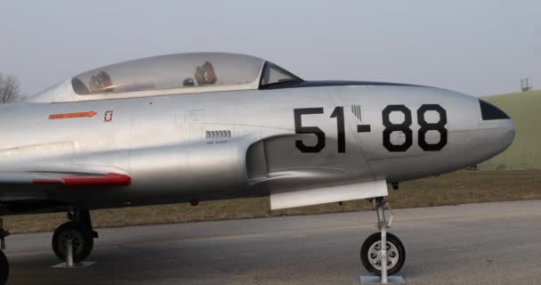 20世纪50年代 有两个座位和一架老式军用飞机鼻梁的驾驶舱被用来训练北约飞行员 洛克希德T 33意大利空军流星 — 图库视频影像