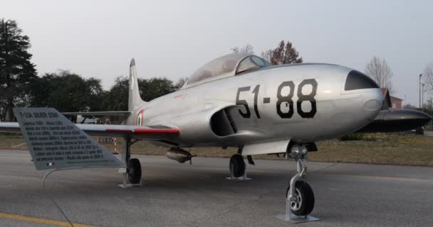1940年代和1950年代的美国军用喷气式教练机停放 晴天的银金属机身 洛克希德T 33意大利空军流星 — 图库视频影像