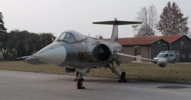 1960 'larda NATO' nun süpersonik savaş uçağı askeri havaalanına park etmiş. Ön kapama statik görüntüsü kopyalama alanı ile. Lockheed F-104 İtalyan Hava Kuvvetleri 'nin Yıldız Savaşçısı Havacı Militan İtalyan