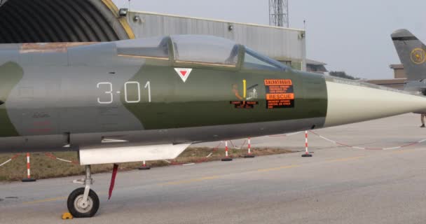 1960 Larda Park Etmiş Bir Nato Süpersonik Avcı Uçağının Burun — Stok video