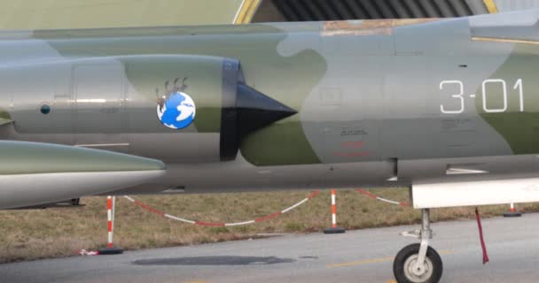 Detail Náletu Vojenského Stíhacího Letounu Let Který Vypadá Jako Raketa — Stock video