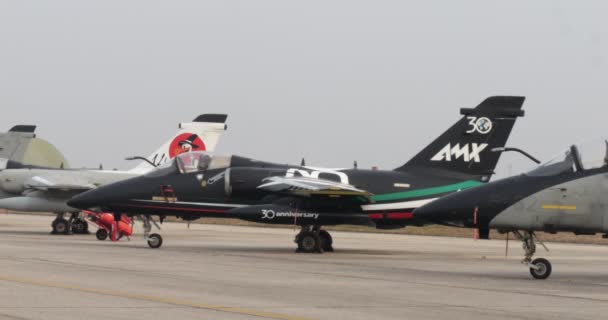 Uçak Gövdesinde Talyan Bayrağı Ile Siyaha Boyanmış Bir Savaş Uçağının — Stok video