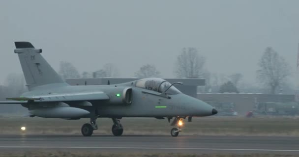 Lekki Naziemny Samolot Bojowy Szarym Nato Kołowania Pasie Startowym Lotniska — Wideo stockowe