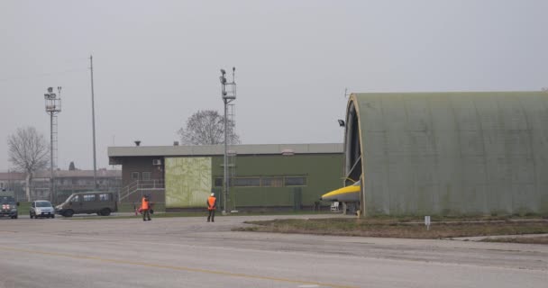 Jet Attacco Terra Militare Della Nato Esce Dal Rifugio Ferma — Video Stock