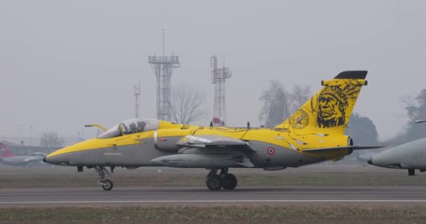 Zwei Kampfflugzeuge Rollen Auf Der Landebahn Des Militärflughafens Das Erste — Stockvideo