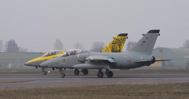 Letouny Stíhaček Pojíždějící Vojenské Letištní Dráze První Letadlo Žlutém Svislém — Stock video