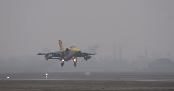 Lekki Myśliwiec Bombowy Żółtym Szarym Kadłubem Startuje Lotniska Wojskowego Wycofuje — Wideo stockowe