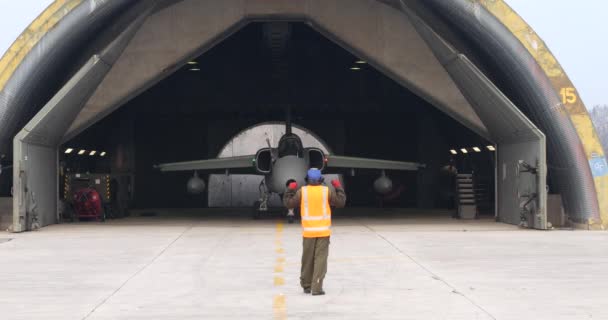Flugzeugmarschall Signalisiert Einem Bodenangriffsflugzeug Den Betonhangar Verlassen Ihn Vor Feindlichen — Stockvideo