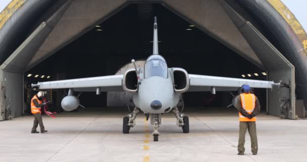 Tentara Memeriksa Jet Militer Stasioner Depan Hangar Sebelum Lepas Landas — Stok Video