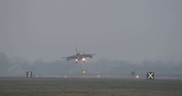 Caccia Militare Vola Bassissima Quota Una Pista Aeroportuale Con Lunghi — Video Stock