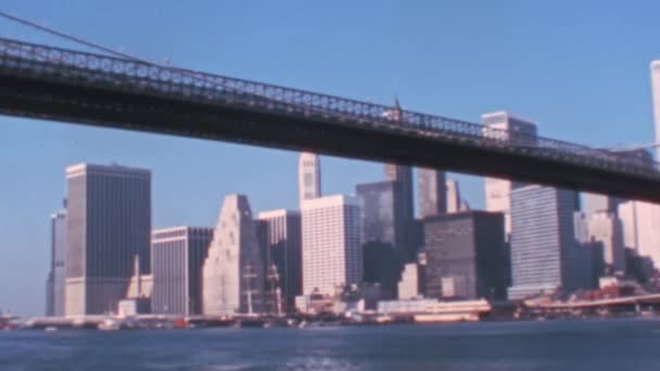 1970年 ブルックリン橋の道路表面の滞在によってサポートされる 世界貿易センターWtcとマンハッタンのスカイラインを背景にしています ニューヨークの晴れた日 — ストック動画