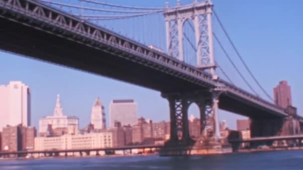 Γέφυρα Του Μπρούκλιν 1970 Από Κάτω New York Manhattan Cityscape — Αρχείο Βίντεο