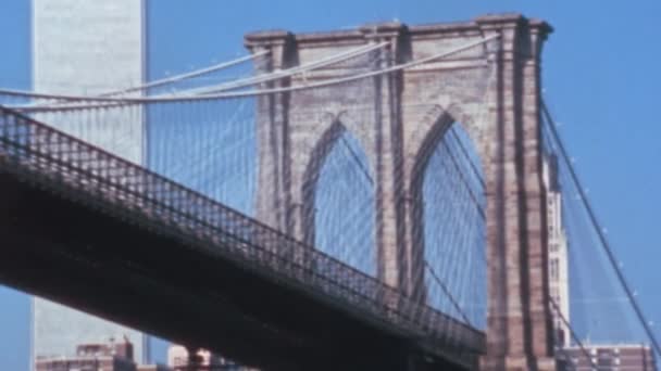 Brooklyn Bridge 1970S Details New York Manhattan Skyscrapers Twin Towers — Stock Video