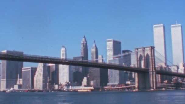 1970年代のブルックリン橋 ニューヨークマンハッタン高層ビルと世界貿易センターWtc 1973 2001を背景に 晴れた日のワイドショットパノラマ — ストック動画