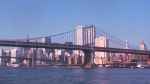 Γέφυρα Του Μπρούκλιν Στη Δεκαετία Του 1970 Πανοραμική Θέα Manhattan — Αρχείο Βίντεο