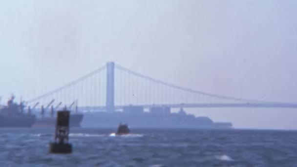 1970年代在纽约港的船只 布鲁克林大桥背景复制空间 手持8毫米摄像机的档案录像 — 图库视频影像