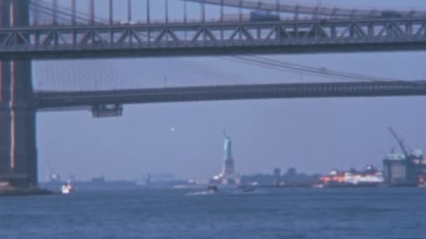 20世纪70年代布鲁克林桥上的车辆 汽车和卡车 从哈德逊河上的一艘船上的观光客的角度近距离观看 晴天碧水蓝天 复制空间 — 图库视频影像