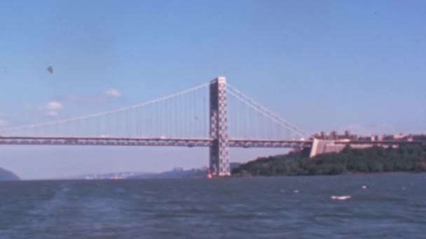 Πυλώνας Της Γέφυρας Του Μπρούκλιν Από Ένα Πλοίο Στη Θάλασσα — Αρχείο Βίντεο