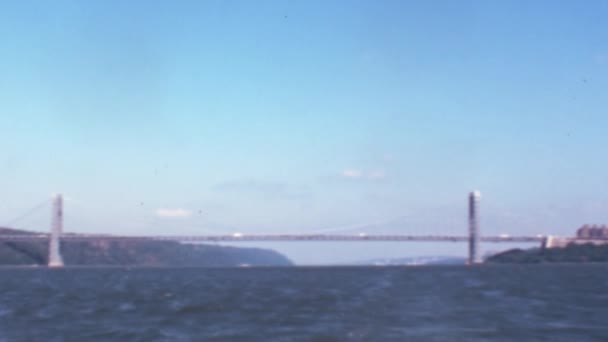 ブルックリン橋の風景船の距離セーリングからのビュー 青い空のスペースをコピーします ニューヨーク1970年代のヴィンテージ映像 — ストック動画