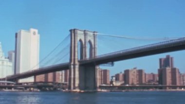 Brooklyn Köprüsü 'nde, 1970' lerde alttan geçen bir tekneden. Güneşli bir günde mavi gökyüzü ile New York Manhattan şehri.
