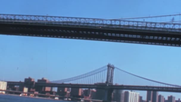 Γέφυρα Του Μπρούκλιν Και Μια Άλλη Κρεμαστή Γέφυρα Από Άποψη — Αρχείο Βίντεο