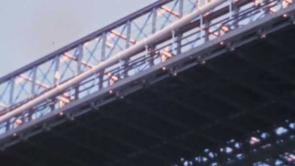 План Бруклінського Мосту Видно Знизу Знятий Вигляд 1970 Роках Човна — стокове відео