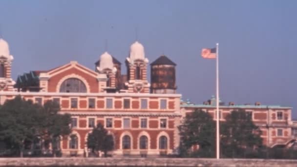 Ellis Island Migration Station United States Main Building Vista Cerca — Vídeo de stock