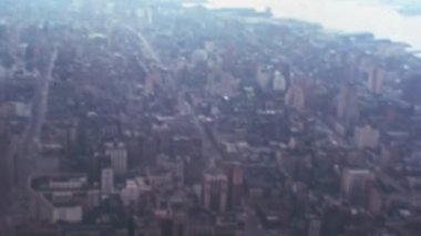 1970 'lerde Empire State Binası Panoramik Terası' ndan New York 'un havadan görünüşü. Hava kirliliğinden dolayı sisli bir günde yollarda trafik vardı.. 
