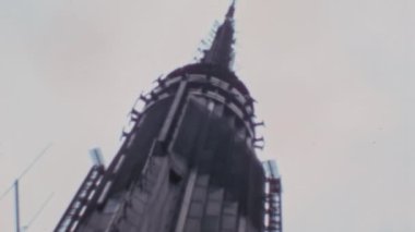 Alt kısımdan Empire State Binası 'na yayın yapan istasyon antenleri. 1970 'lerdeki New York Arşivi. Gri Bulutlu Gökyüzü. Boşluğu Kopyala