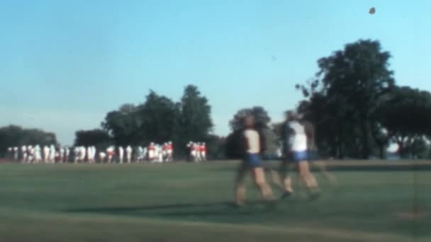 1970年代にニューヨークの公園で行われたアメリカンフットボールチームの練習 晴れた日に移動中の車の中で乗客の視点 — ストック動画