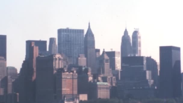 1970年代の晴れた日にタイムトラベルし ニューヨークの象徴的な高層ビルのパノラマビューを探索する興奮と自由を体験してください — ストック動画
