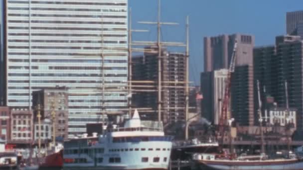 当你穿越1970年代的纽约时 瞥见一下过去 感受一下自由和放松的喜悦 在阳光明媚的日子里 见证着这座城市标志性的摩天大楼的美丽 — 图库视频影像