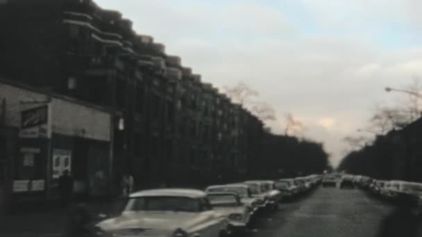 行列と赤信号灯に駐車車とマディソン街の眺め 曇った空に対する古い歴史的建造物 1960年のヴィンテージ映像 シカゴ イリノイ — ストック動画