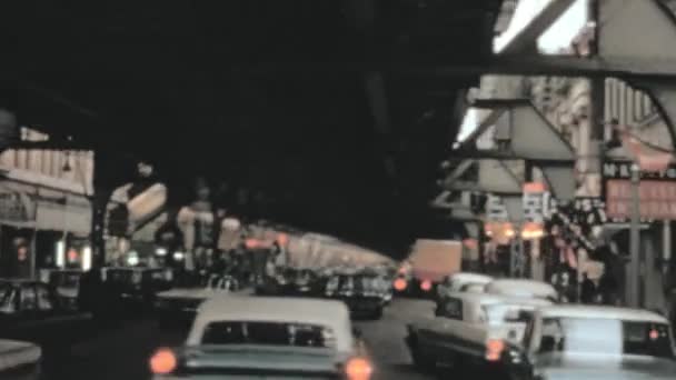 Auto Parcheggiate Madison Street Sotto Ponte Vista Del Cartello Florsheim — Video Stock
