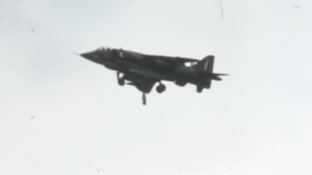 Harrier Ukazuje Své Schopnosti Vznášet Vzduchu Jako Helikoptéra Hawker Siddeley — Stock video