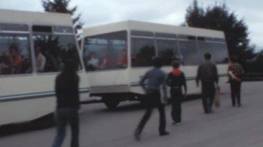 1970 'lere dönüp turistlerin Hırvatistan' daki büyüleyici Plitvice Gölleri Ulusal Parkı 'nda bir tur otobüsüne binmeleri gibi. Bu büyüleyici varış yerinin sonsuz cazibesine tanık olun.