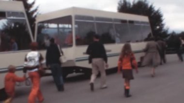 Turistler Hırvatistan 'daki büyülü Plitvice Gölleri Ulusal Parkı' ndaki bir tur otobüsüne binerken 1970 'lerin zaman kapsülüne adım atın. Bu büyüleyici varış yerinin sonsuz cazibesini deneyimleyin.